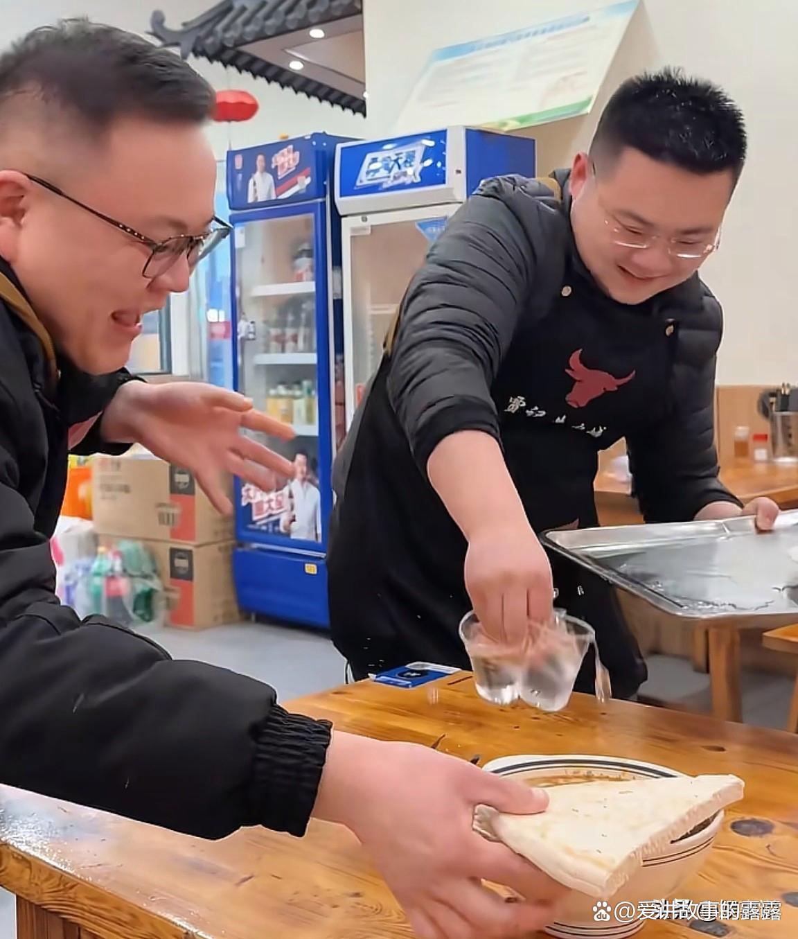 爆笑餐厅服务员-饭店服务员搞笑视频 爆笑餐厅服务员-饭店服务员搞笑视频